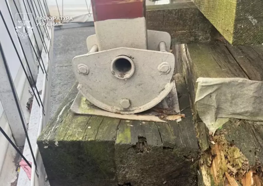 Небезпечні розваги: чому на Контрактовій терміново закрили колесо огляду (фото) - 2